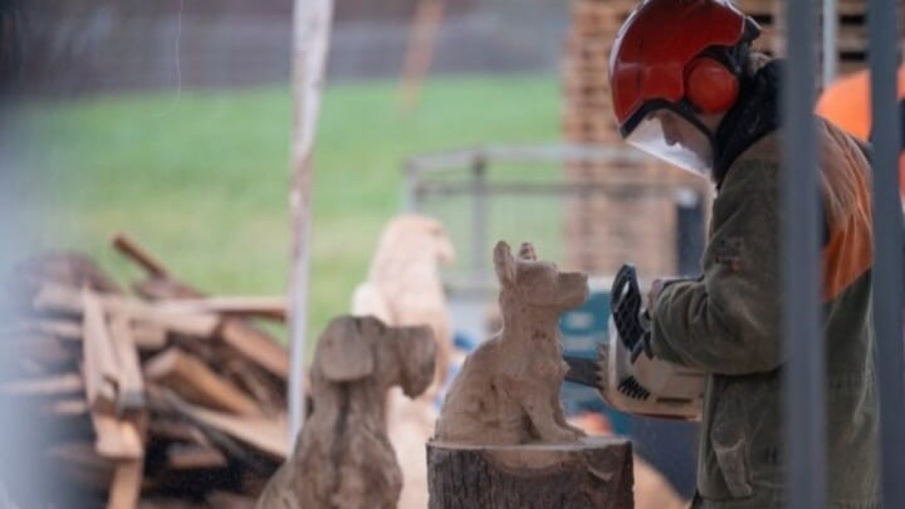 Jess Hilleke bei ihrem Hobby, der Kettensägeschnitzkunst. von Michael Gnoth