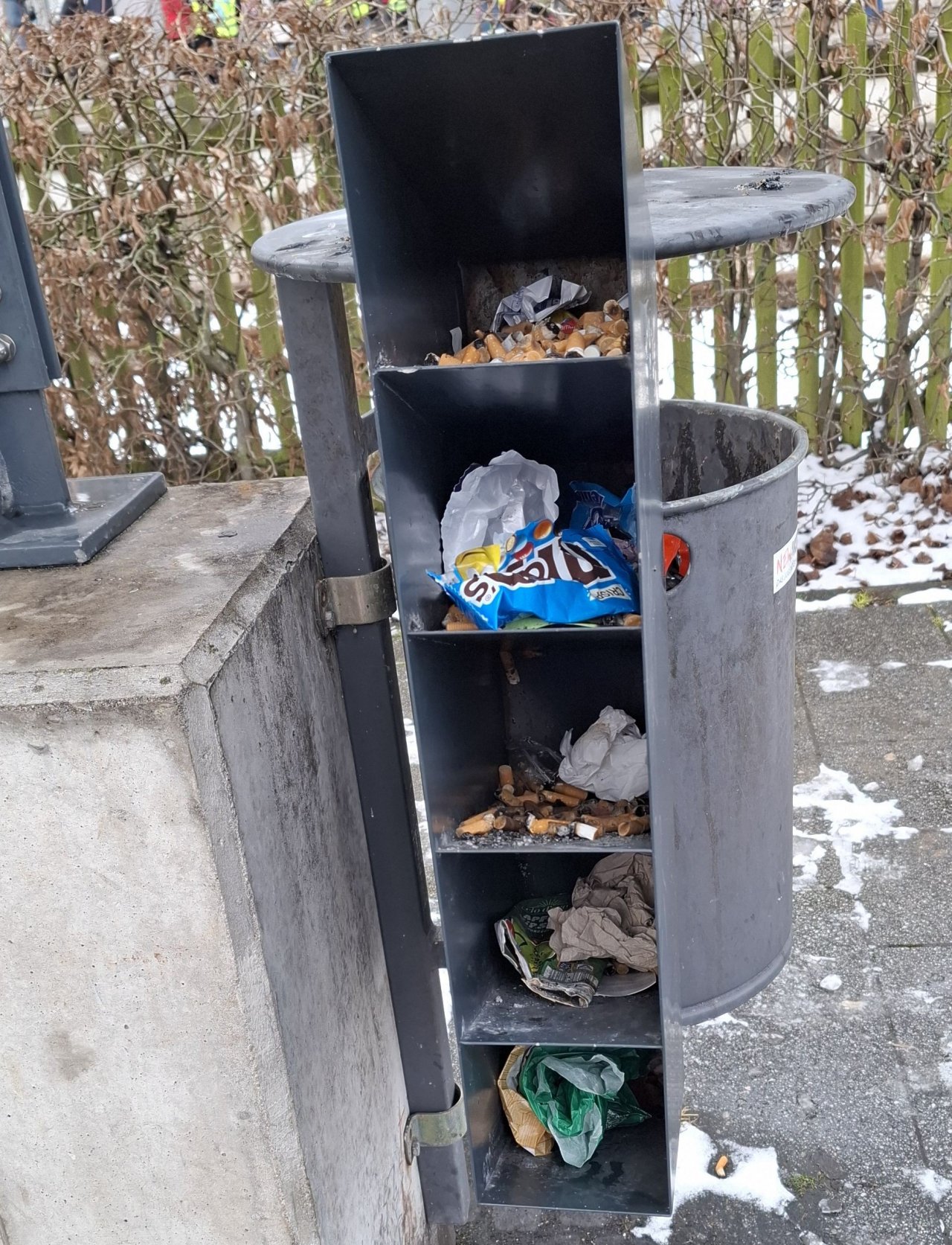 Teilweise sind die Pfandflaschenbehälter am Altenhundemer Busbahnhof bis zum Rand mit Abfall gefüllt. von Peter Latsch