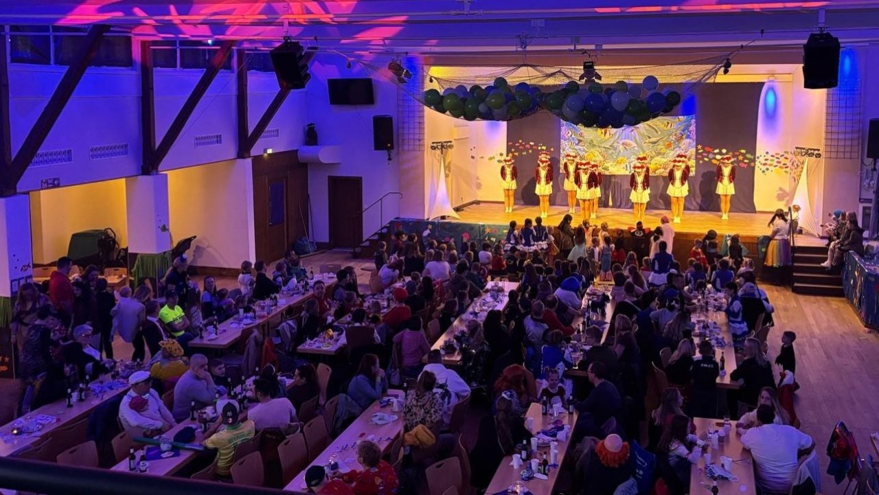 Wenn in Kirchhundem Kinderkarneval gefeiert wird, ist die Schützenhalle immer rappelvoll. von privat