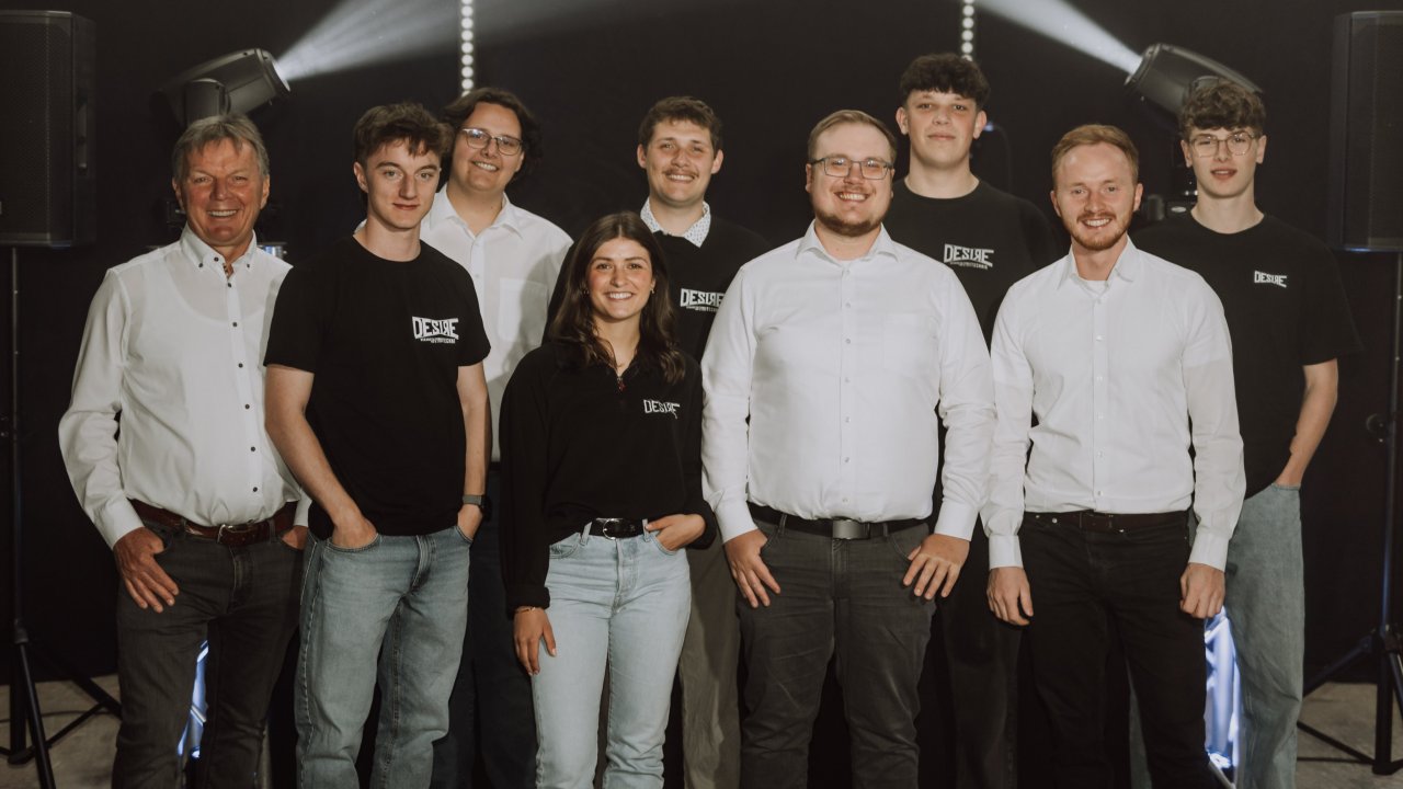 Raphael Burghaus (2.v.r.) und das Team von DESIRE Veranstaltungstechnik sorgen für den passenden Sound und stimmungsvolle Beleuchtung bei Ihrer Hochzeitsfeier von DESIRE Veranstaltungstechnik