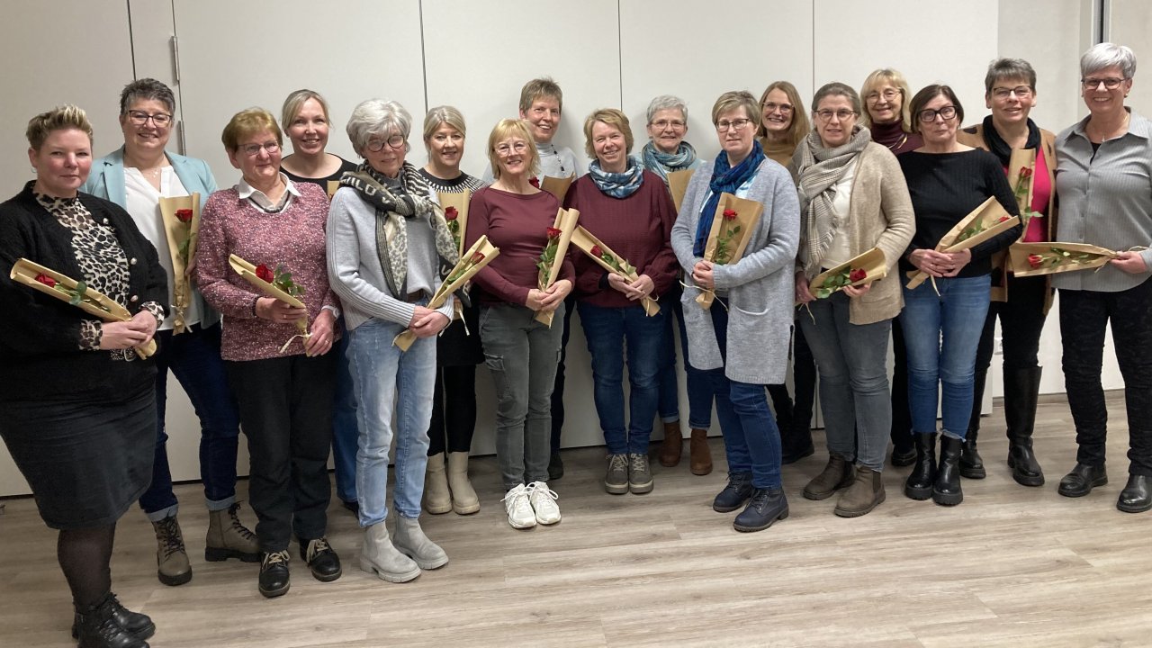 Die Sängerinnen des Frauenchors Hel-Canto, die seit der Gründung vor 15 Jahren aktiv sind, haben auf der Jahreshauptversammlung als Dank eine Rose erhalten. von privat