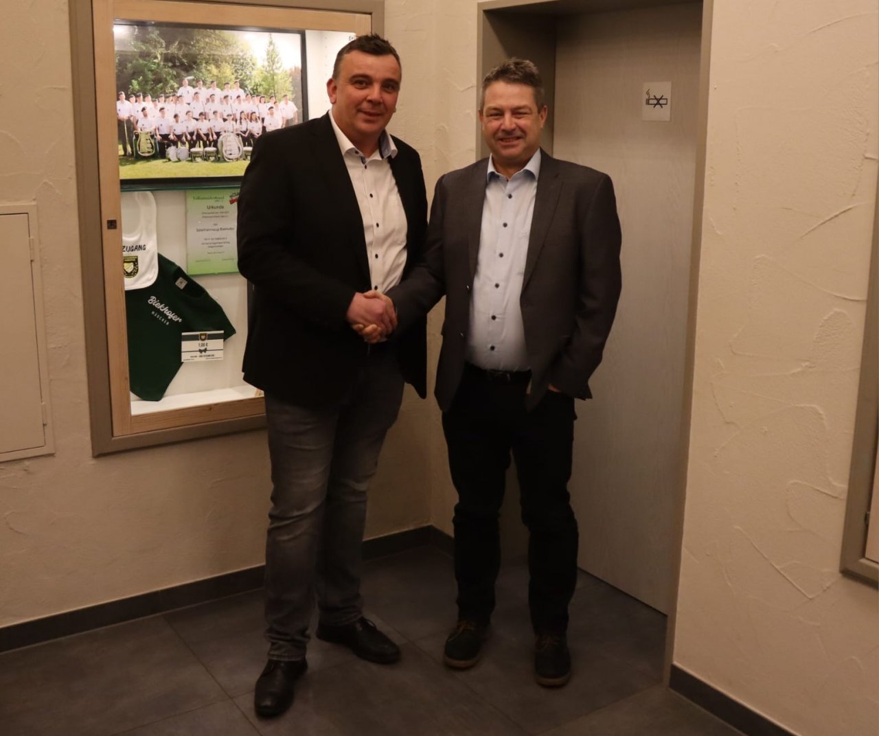 Jörg Knifke (rechts) übergibt die Leitung des Vereins an Sebastian Hennen (links). von privat