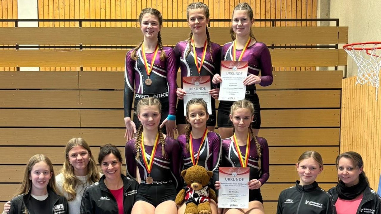 SG Wenden bei den Bezirksschülerwettkämpfen: die älteren Turnerinnen mit dem Trainerteam. von privat