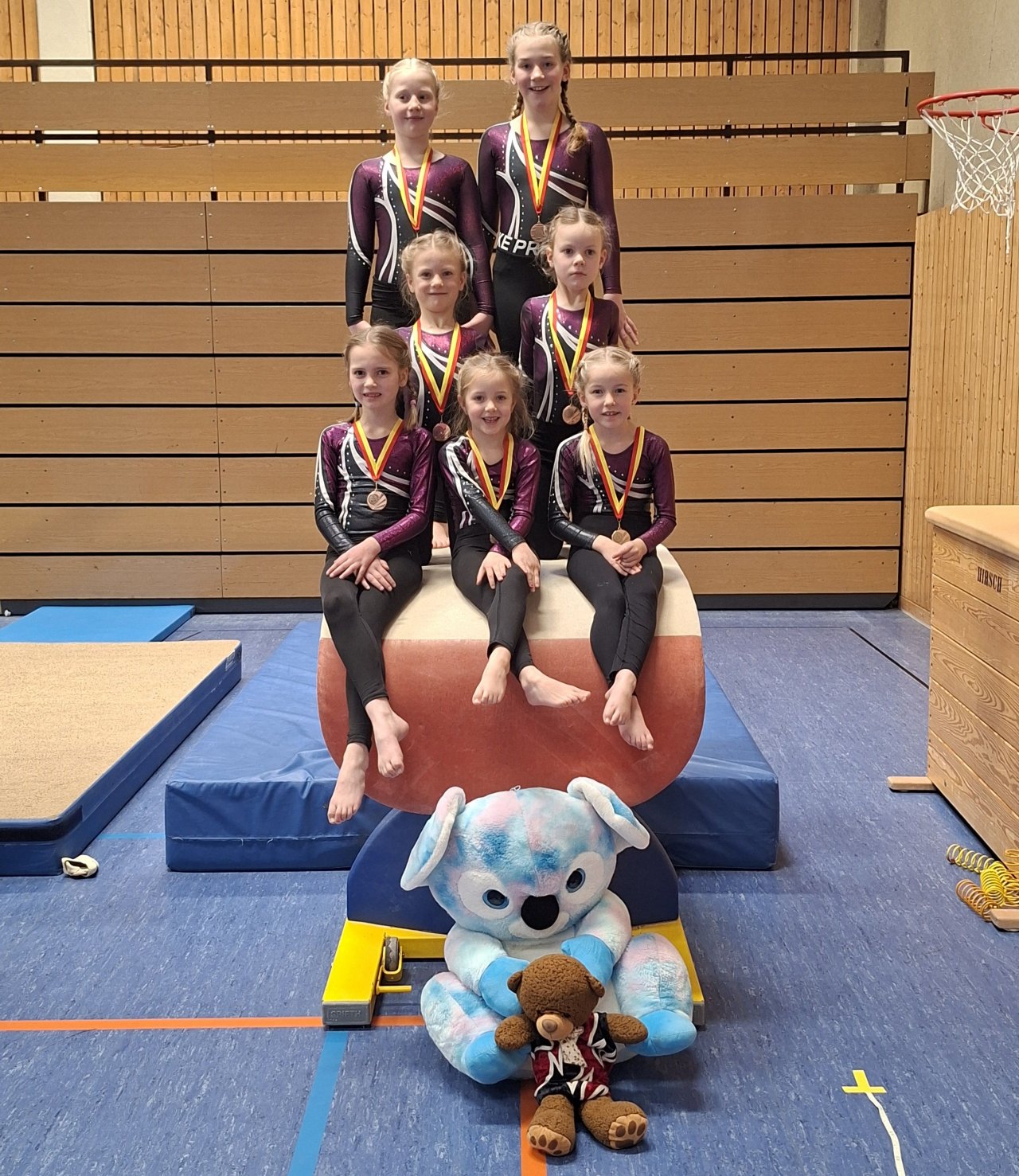 SG Wenden bei den Bezirksschülerwettkämpfen: die jüngeren Turnerinnen. von privat