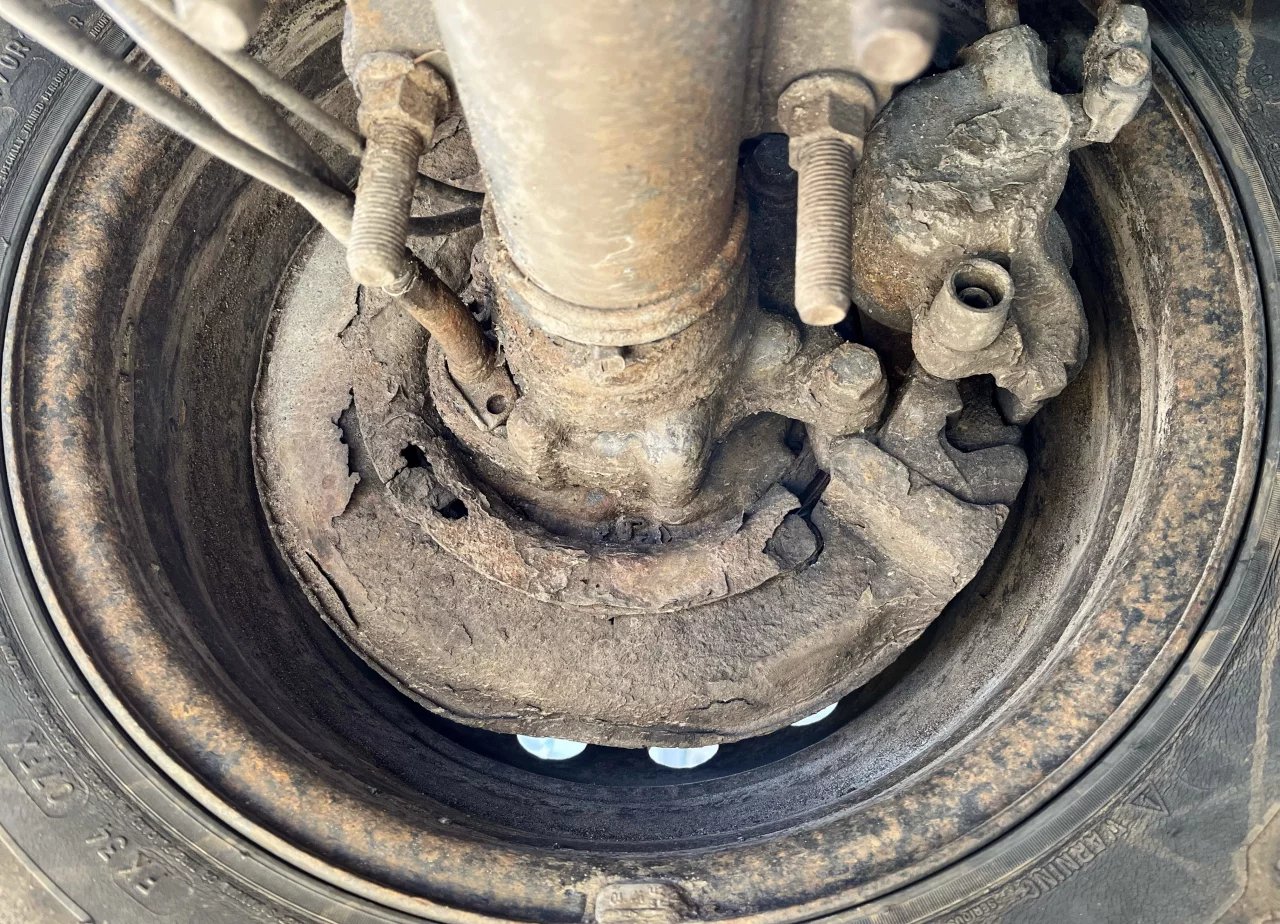 Bremse und Achse befanden sich in einem verkehrsunsicheren Zustand. von Polizei MK