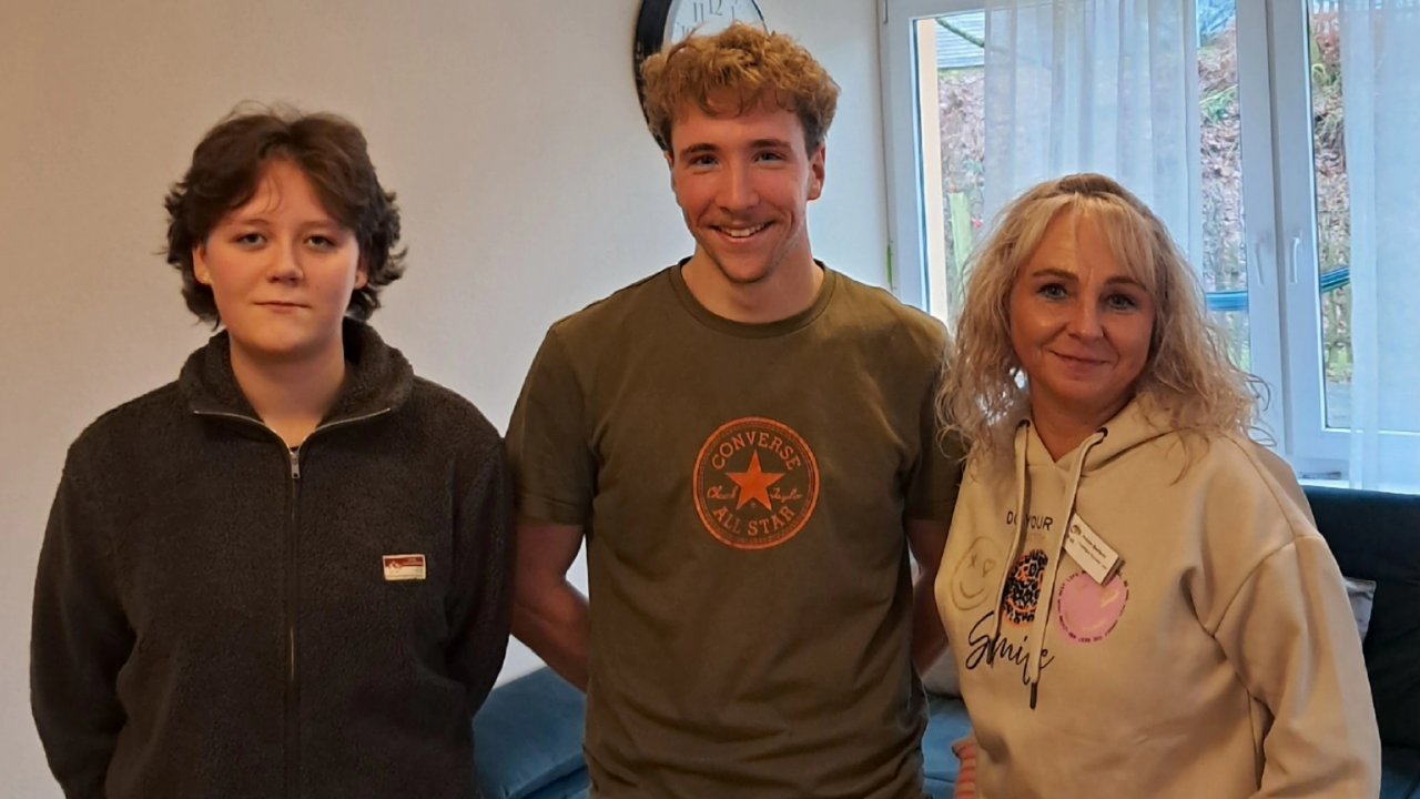 FSlerinDoreen Möx (l.) und ihr Anleiter Philipp Rüsche mit einer IN VIA-Mitarbeiterin. von privat