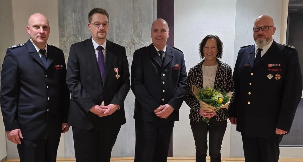 Der stellvertretende Feuerwehr-Leiter Dirk Meiworm (Mitte) wurde verabschiedet. von Feuerwehr Olpe