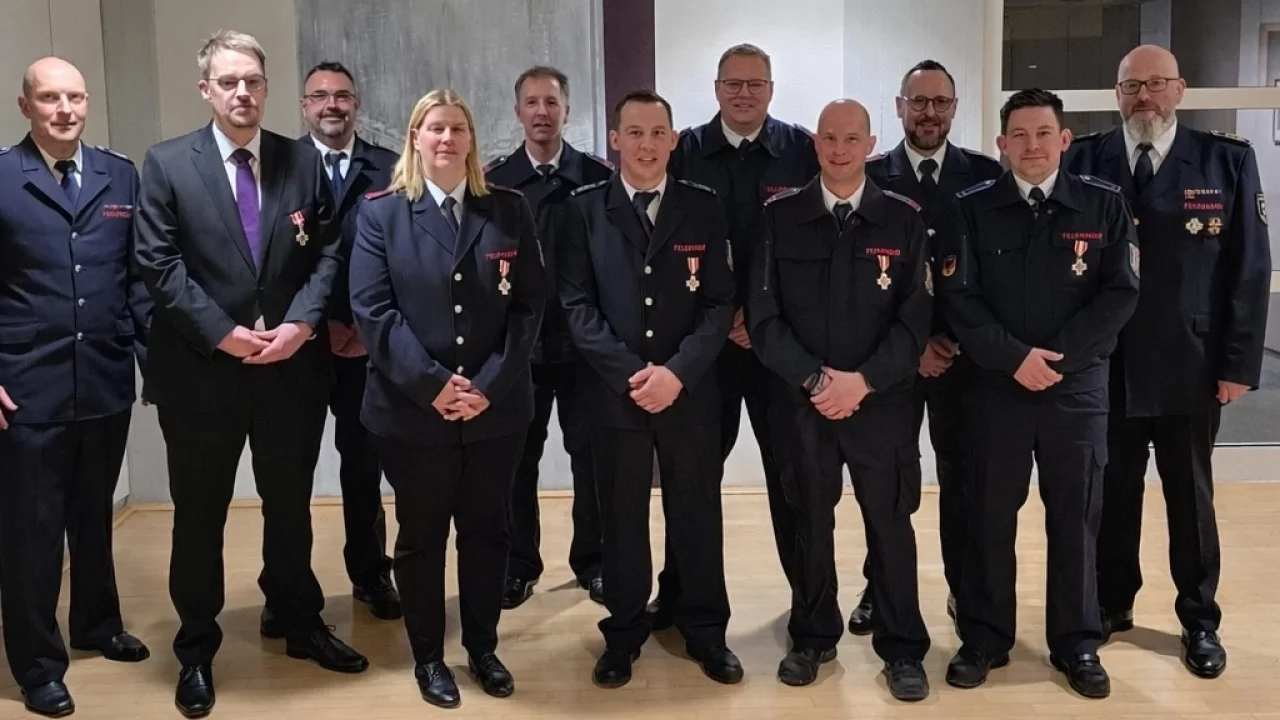 Acht Jubilare der Olper Feuerwehr wurden während der Feierstunde geehrt. von Feuerwehr Olpe