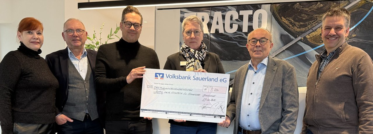 Groß war die Freude bei den Vertretern des Altenhundemer Hospizes, als sie die Spende von 3.750 Euro entgegen nehmen durften. von privat