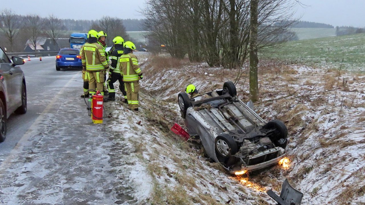 Der Kleinwagen überschlug sich und rutschte in den Stra0engraben. von Polizei MK