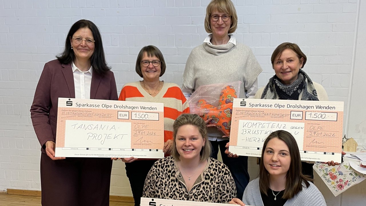 Bei der Spendenübergabe: Carmen Hinze, Gisela Haßler, Angela Jäger, Ursula Kalinowski-Krumm (hinten v.l.), Hannah Franzen und Chantal Melzer (vorne v.l.). von privat
