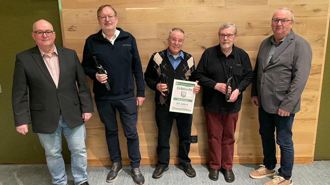 Oliver Saße und Andreas Schröder (außen) mit den Jubilaren Peter Zimmermann, Martin Kirsch und Hans Jörg Rentemeister (v.l.) von privat