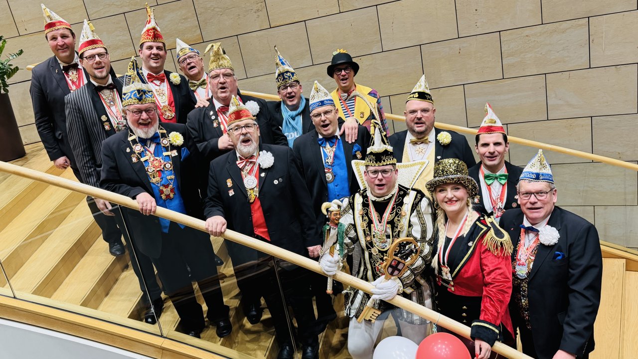 Auf Einladung von MdL Christin-Marie Stamm nahm eine Delegation der Karnevalsgesellschaft Attendorn mit Prinz Marcus I. (Lütteke) am Närrischen Landtag teil. von Berthold Stamm
