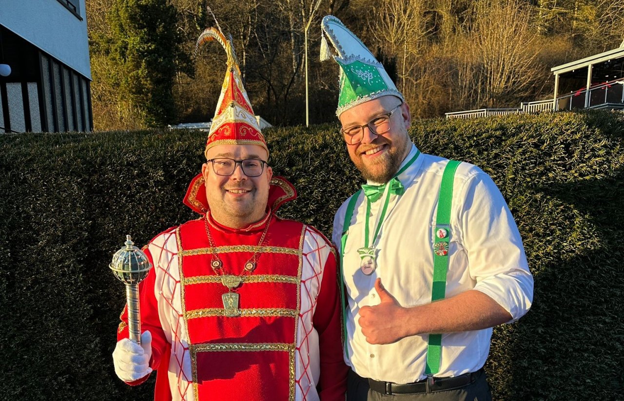 Prinz Dominik I Voß freut sich mit einem der beiden Sitzungspräsidenten auf die Prunksitzung. von privat