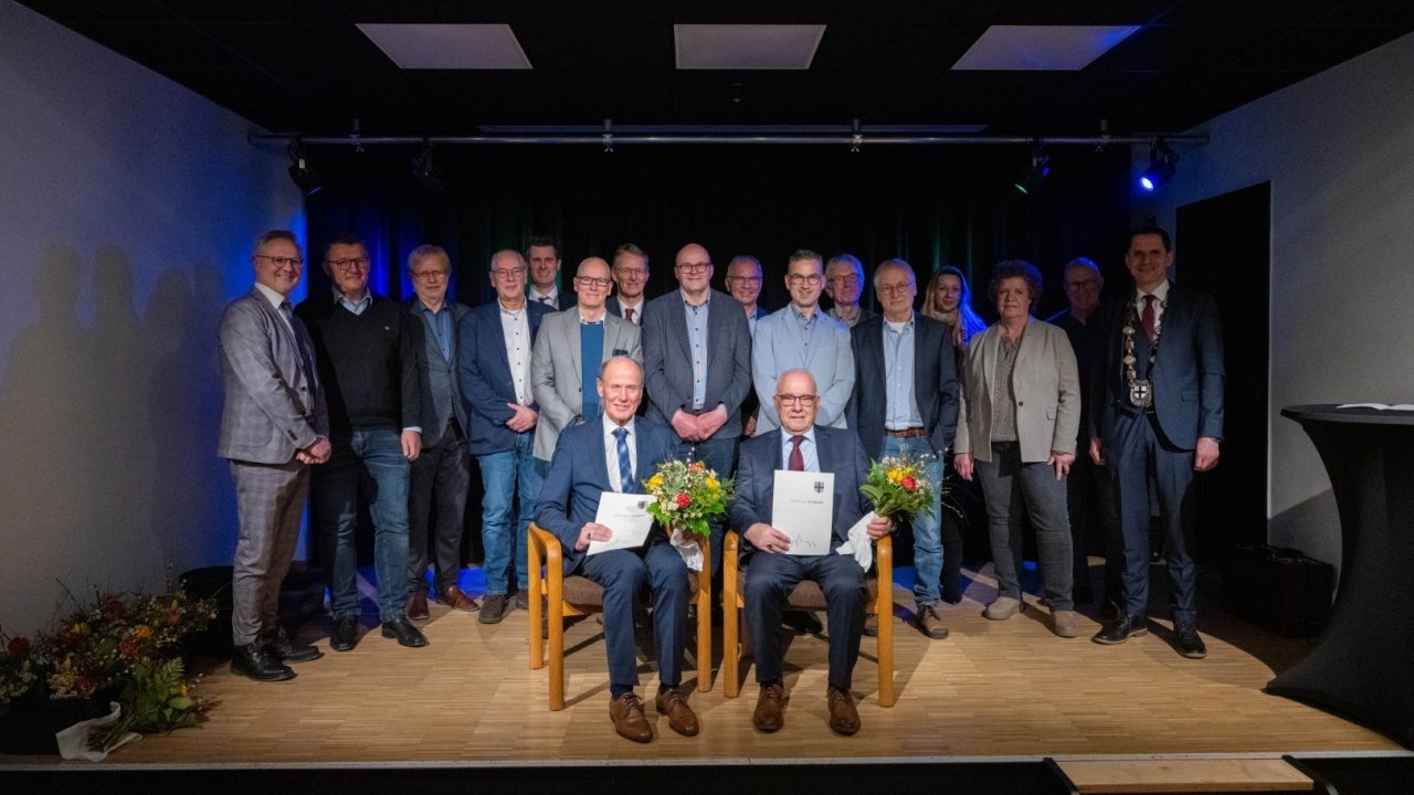Im Zeichen von Dank, Anerkennung und Wertschätzung stand ein besonderer Abend, an dem die Hansestadt Attendorn 20 verdiente Mitglieder der Stadtverordnetenversammlung verabschiedete, die nach der Kommunalwahl im vergangenen Jahr aus ihrem Amt ausgeschieden sind. von Artwork Attendorn