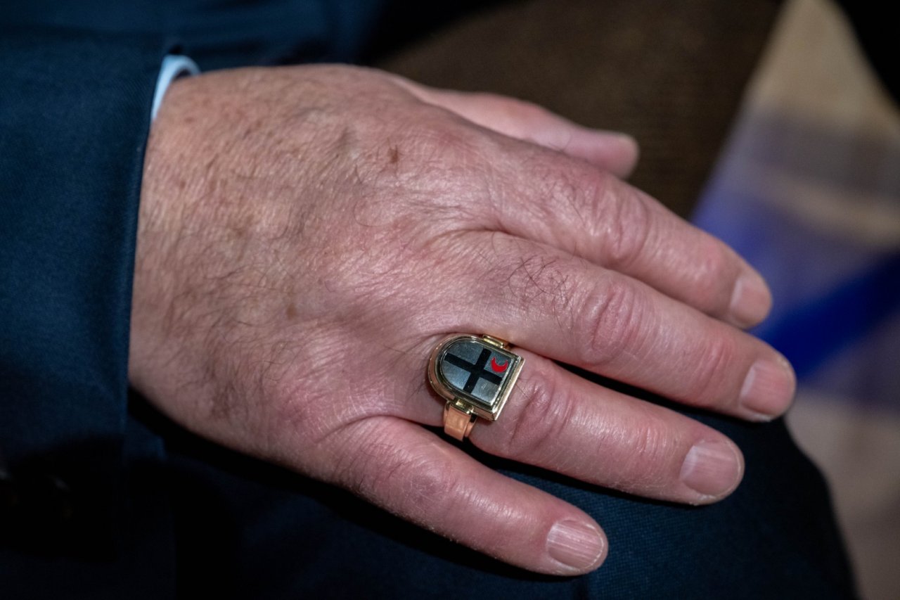 Die Verleihung des Ehrenringes ist eine selten vergebene Auszeichnung in der Hansestadt Attendorn. von Artwork Attendorn