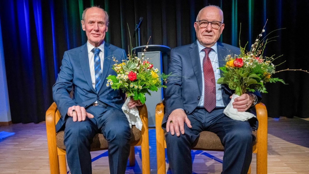 Auf ihren langjährigen Sesseln im Ratssaal nahmen Wolfgang Teipel (l.) und Cirino Artino gut gelaunt Platz. von Artwork Attendorn