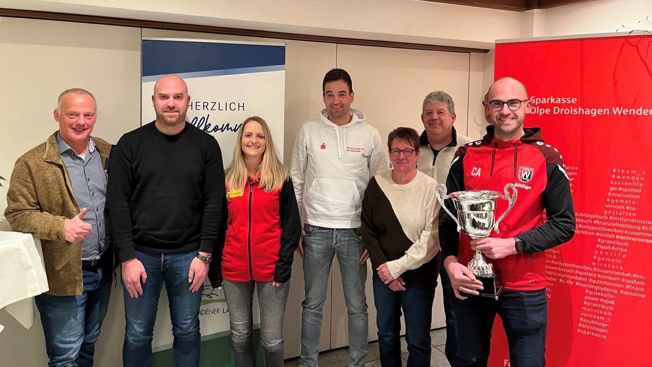 Der VSV Wenden richtet den Gemeindepokal der Altliga aus. (v.l.) Peter Niklas, Fabian Knott, Caterina Breuer, Martin Mulder, Petra Hahn, Andreas Hahn und Christoph Alfes. von Verein