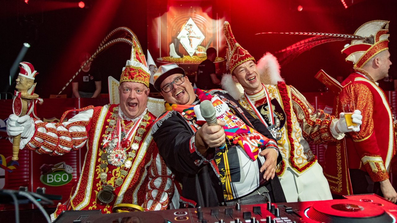 Auch die Prinzen der Region feiern zu den neuen Songs von Maribello – hier beim Kreiskarneval in Finnentrop. von Maja Messingfeld