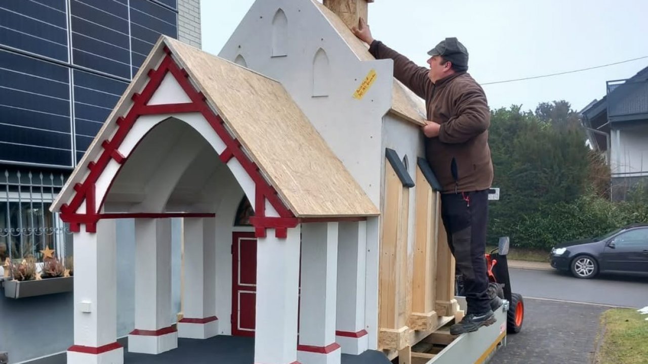 Für den Rosenmontagszug in Schönau wurde die Kapelle Dörnschlade mit viel Liebe zum Detail nachgebaut. von Andreas Arns