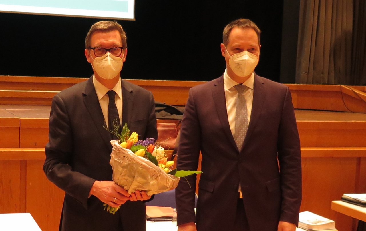 Bei seiner Wiederwahl im Februar 2021 während der Corona-Pandemie: Beigeordneter Thomas Bär (l.) und der damalige Bürgermeister Peter Weber. von Wolfgang Schneider