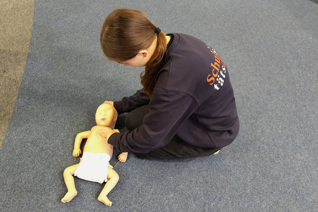 Konzentriert und mit viel Verantwortungsbewusstsein: Eine Schulsanitäterin übt die Wiederbelebung an einer Säuglingspuppe. von privat