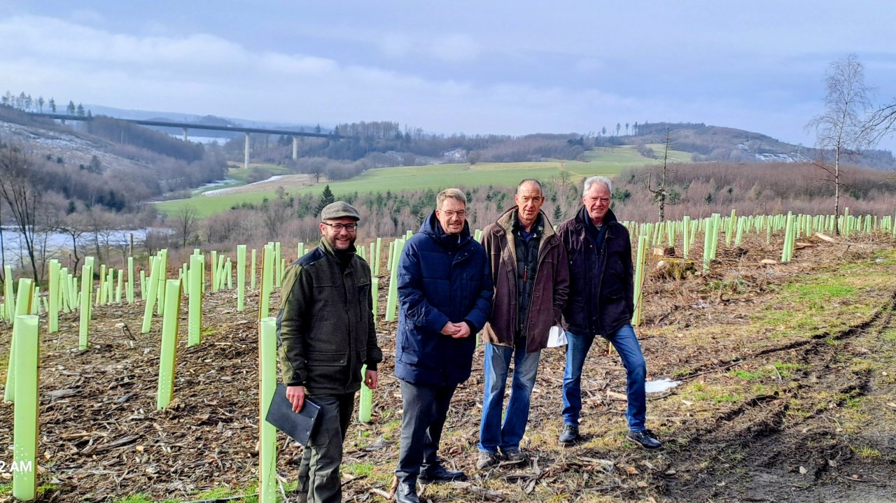 Ein Bild von den Maßnahmen machten sich vor Ort Revierförster Timo Schmidt, Bürgermeister Tobias Schulte, MdL Jochen Ritter und Eduard Köster vom Kirchenvorstand St. Martinus, (v.l.). von privat