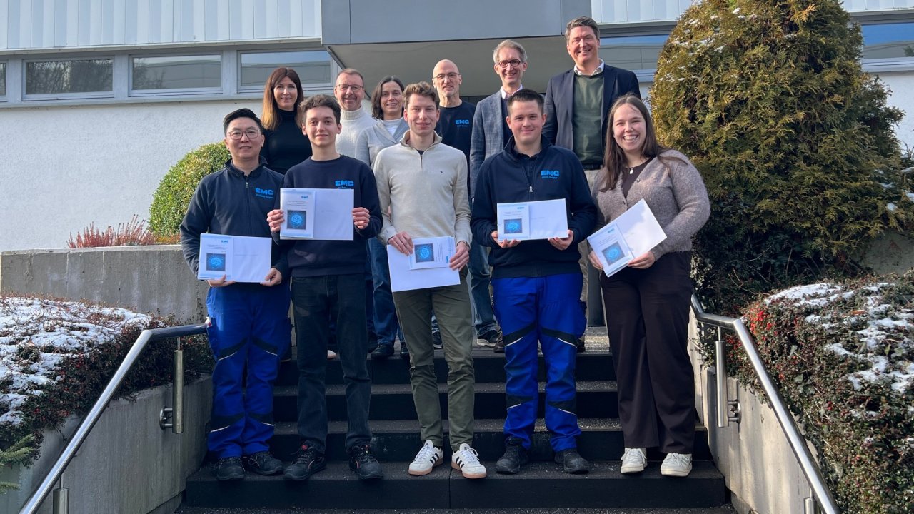 Die erfolgreichen Auszubildenden der EMG mit ihren Ausbildern, der Geschäftsführung und dem Betriebsrat von EMG Automation