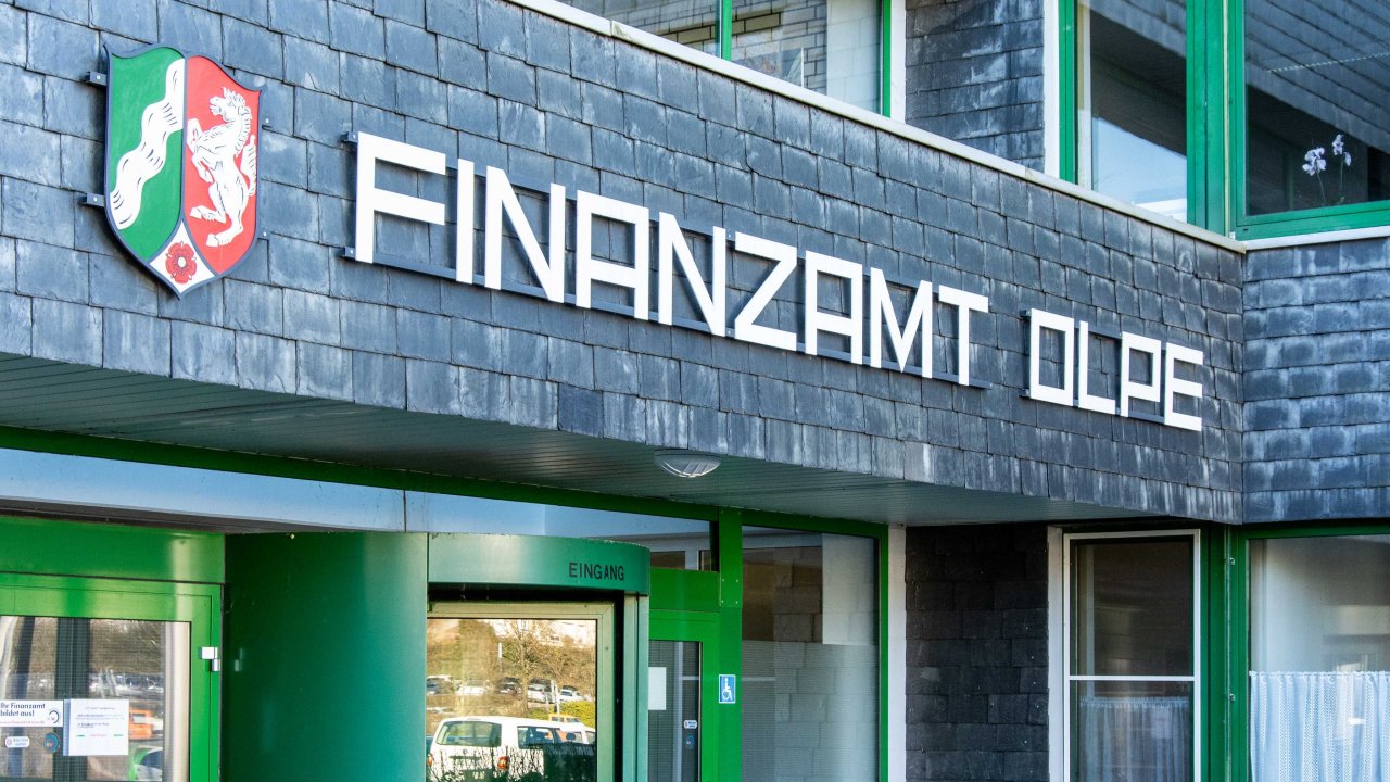 Das Gebäude des Finanzamtes Olpe. von Nils Dinkel