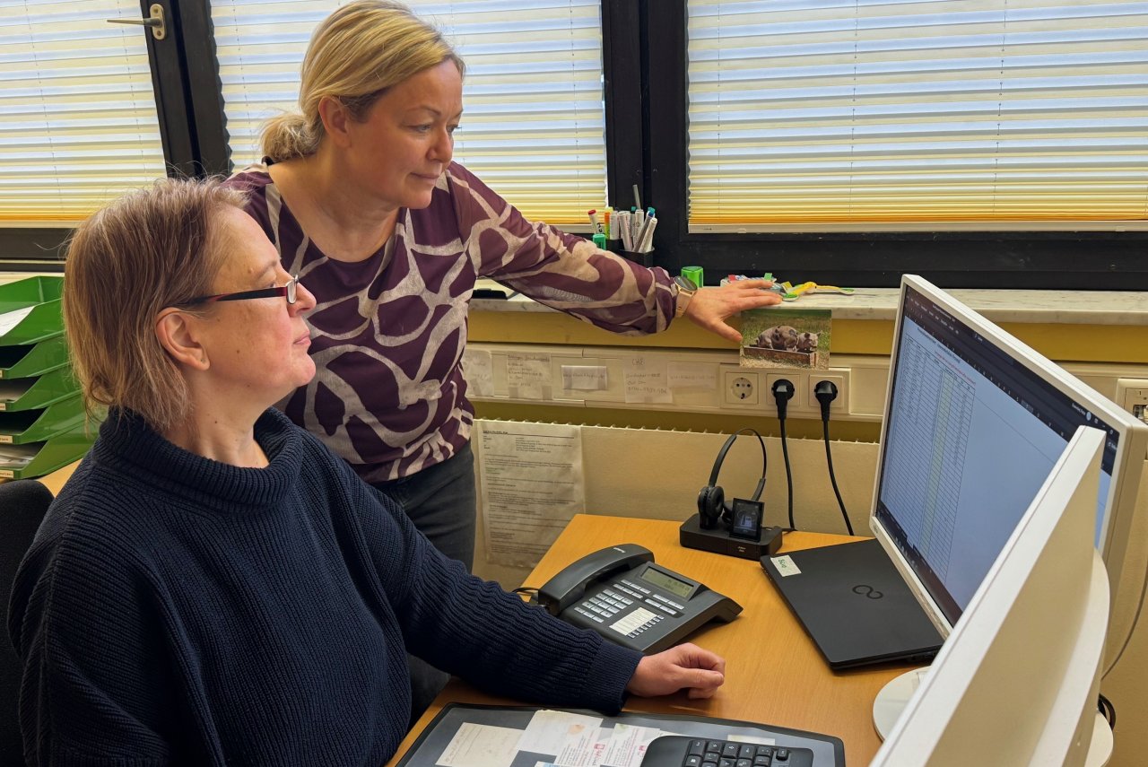 In einer Excel-Tabelle kann Petra Grawinkel (l.) täglich prüfen, wie viele Mitarbeiterstunden ihr für die Betreuung der Kinder fehlen. Liegt der Ist- zu sehr unter dem Soll-Zustand, wendet sich die Kita-Leiterin an Claudia Sternberg (r.), ihre Ansprechpartnerin bei den WIR-KITAs. von Kerstin Sauer