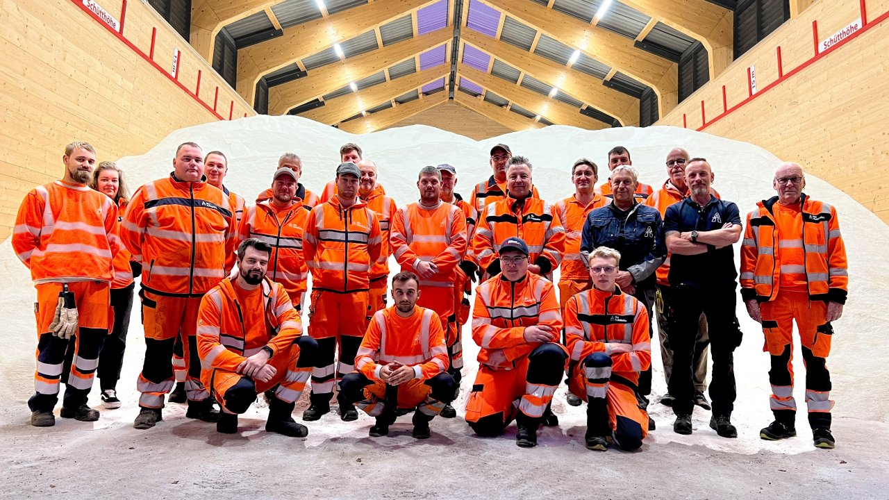 Das Team der Autobahnmeisterei Freudenberg, die auch für die A 45 und A 4 im Kreis Olpe zuständig ist. von Autobahn Westfalen