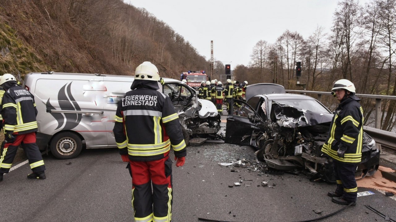 Ein schwerer Verkehrsunfall hat sich am Donnerstagnachmittag, 19. Februar, auf der B 236 bei Grevenbrück ereignet. von Nils Dinkel