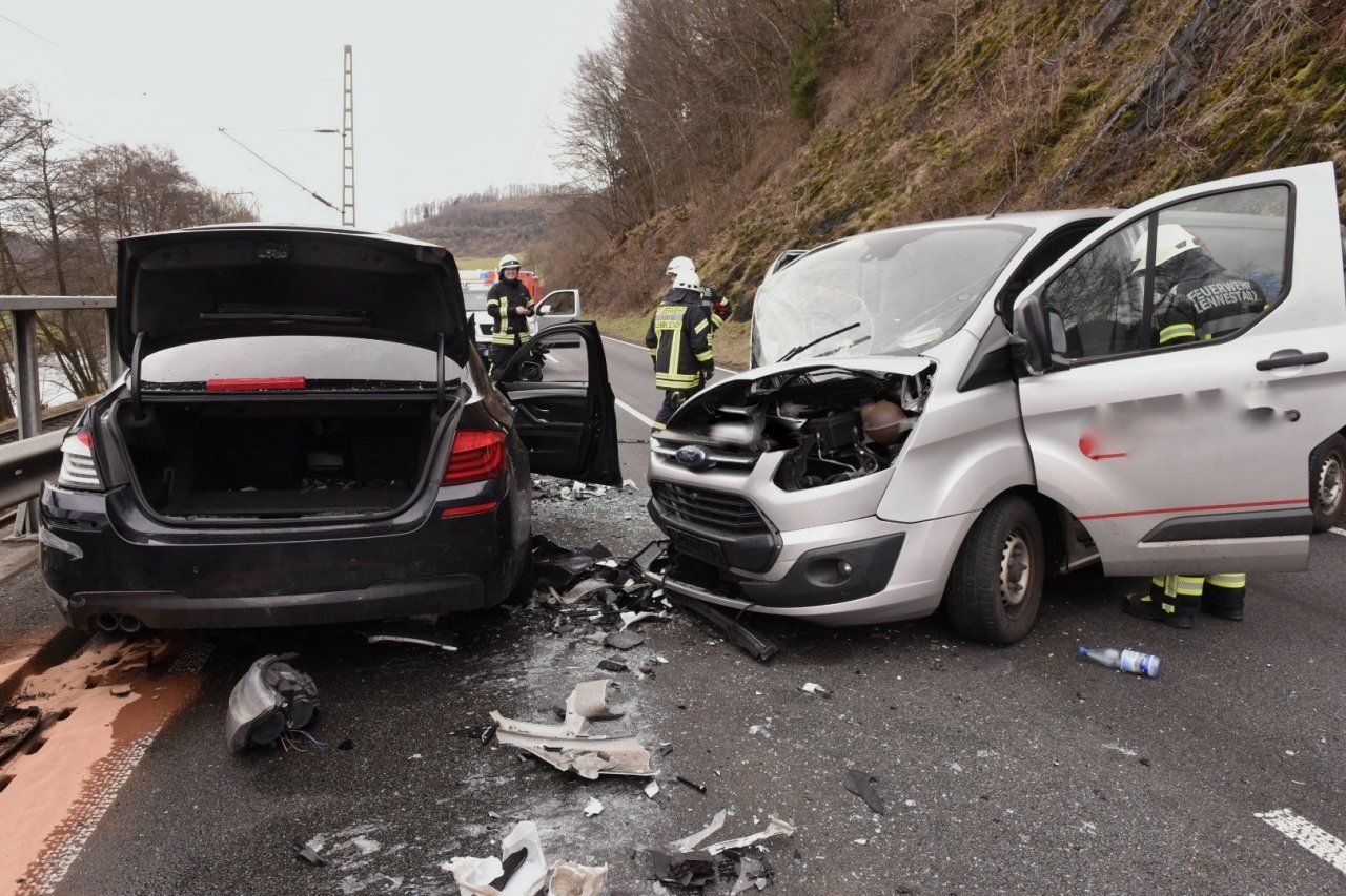 Ein schwerer Verkehrsunfall hat sich am Donnerstagnachmittag, 19. Februar, auf der B 236 bei Grevenbrück ereignet. von Nils Dinkel