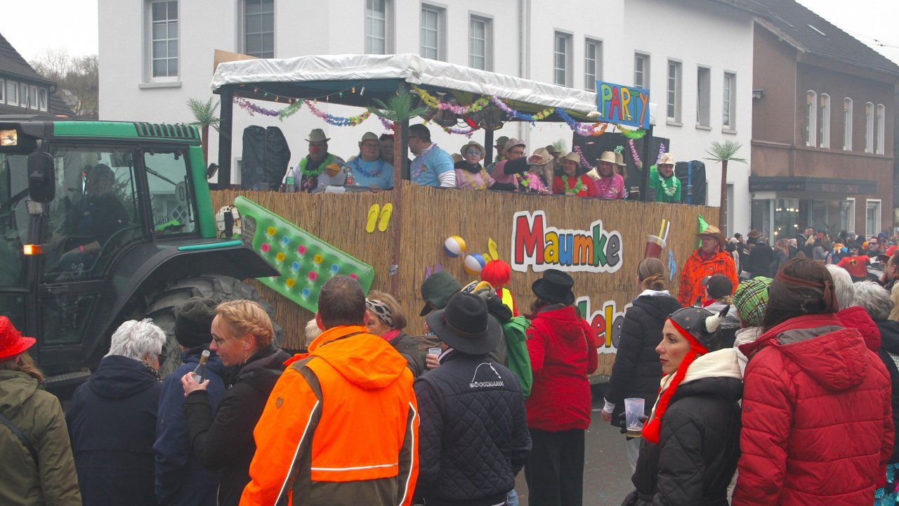 Am Rande des Veilchendienstagszugs in Grevenbrück ereignete sich ein tierschutzrelevanter Vorfall. von Kerstin Sauer