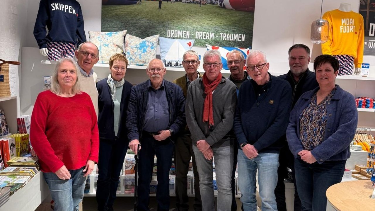 Die beiden Komitees, in der Mitte (mit Stock), Jan Glas, der bereits vor 1970 mit dabei war, als die ersten Verbindungen zustande kamen. Im Hintergrund ist ein großes Werbeplakat zum 40. Ballonfestival zu sehen. Dazu bietet das Komitee Joure Mitte Juli einen Besuch an. von privat