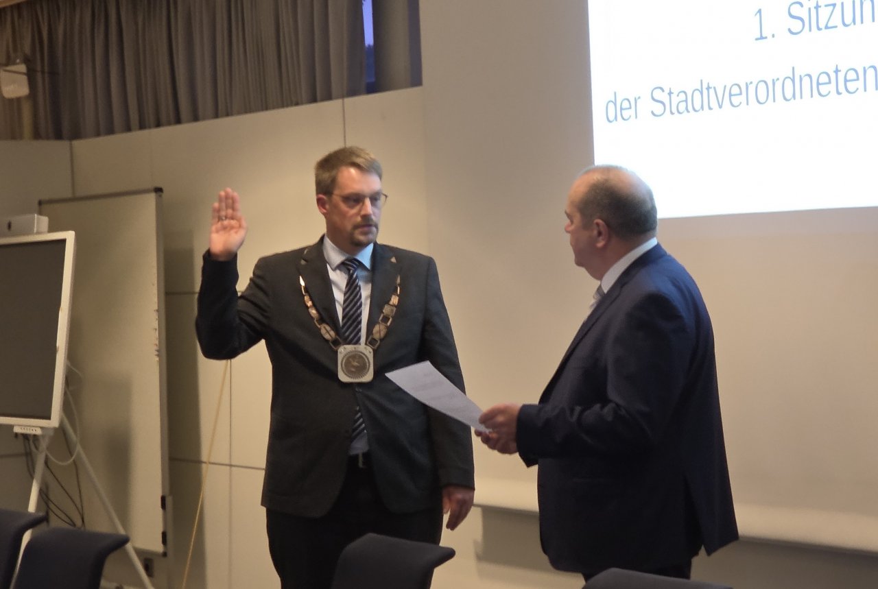 3. November 2025: Der neue Olper Bürgermeister Tobias Schulte (l.) wurde vom dienstältesten Ratsmitglied Markus Bröcher vereidigt. von Wolfgang Schneider