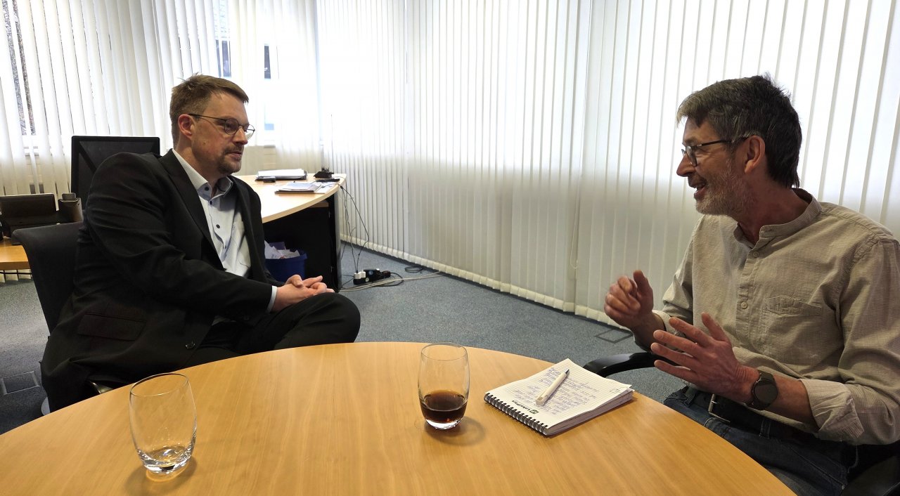 LP-Redaktionsleiter Wolfgang Schneider (r.) im Gesprtäch mit Bürgermeister Tobias Schulte. von privat