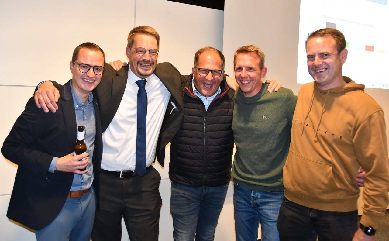 14. September 2025: Die Feuerwehrkollegen gratulieren Tobias Schulte zur gewonnen Wahl zum Bürgermeister. von Nicole Voss