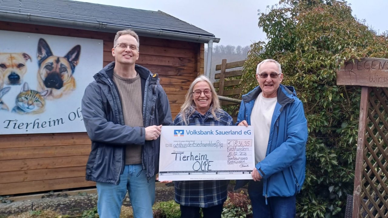Strahlende Gesichter bei der Spendenübergabe an das Olper Tierheim. von privat
