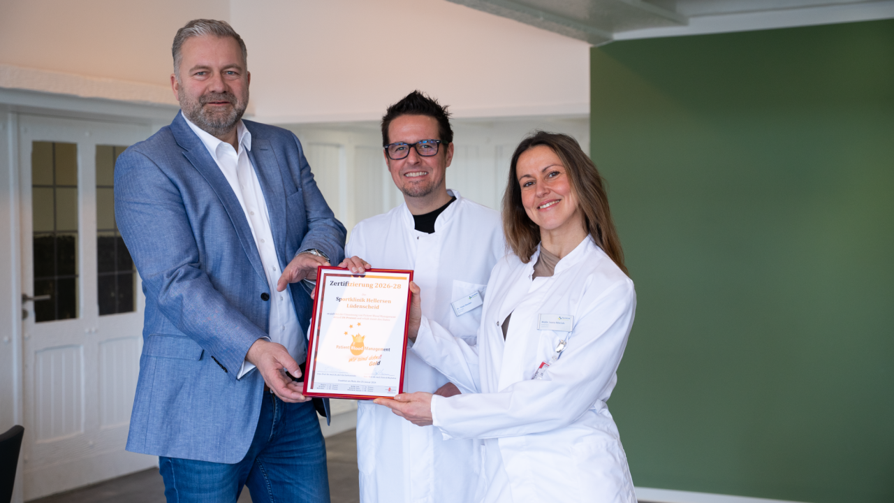 Chefarzt der Anästhesie Dr. Timm Steuber, Ivana Wierich, Oberärztin der Anästhesie und transfusionsverantwortliche Ärztin, sowie Vorstandsvorsitzender Dirk Burghaus freuen sich über die Gold-Zertifizierung im Patient Blood Management. von Sportklinik Hellersen