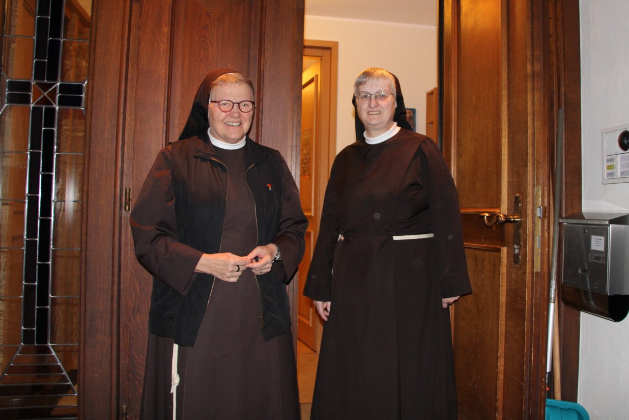 Schwester Katharina Hartleib (links) und Schwester Veronika Fricke (rechts) leben gemeinsam im Konvent San Damiano. von Lorena Klein