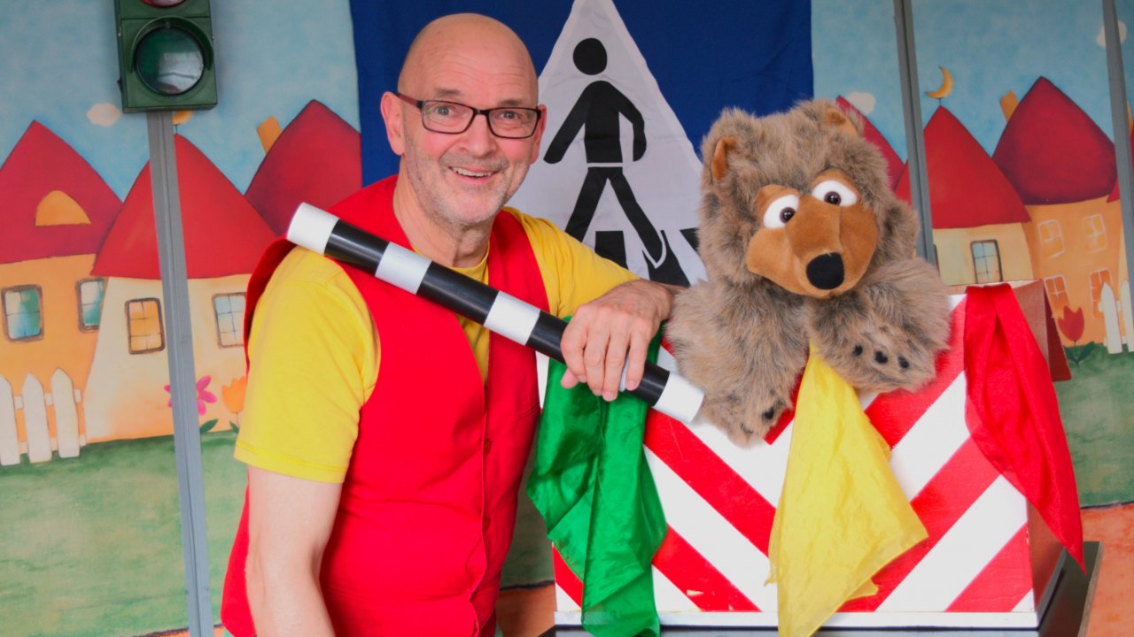 Zauberer Robert Marteau begeisterte bei der Kinderverkehrsbühne rund 33.000 Grundschüler mit einer mitreißenden und lehrreichen Vorstellung. von Volksbank Sauerland