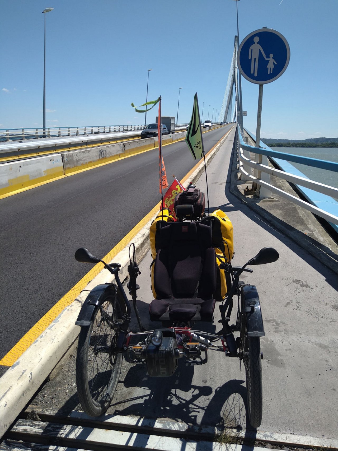 Schon bei der ersten Frankreich-Tour von Mario Löcker und Patrick Bulle im Jahr 2024 radelte das Duo über die „Pont de Normandie“. von privat