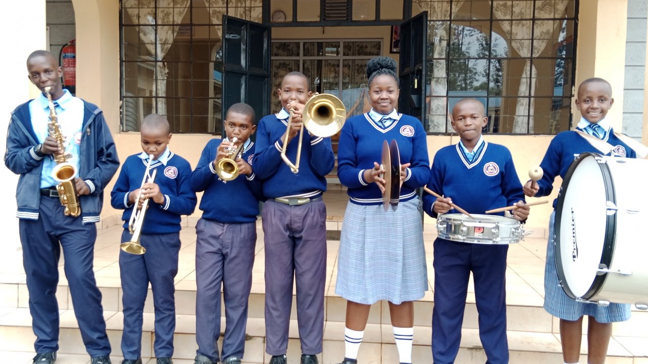Das Projekt Servir unterstützt ein Schulorchester der Partnerschule in Kenia und sucht dafür gut erhaltene Instrumente. von privat