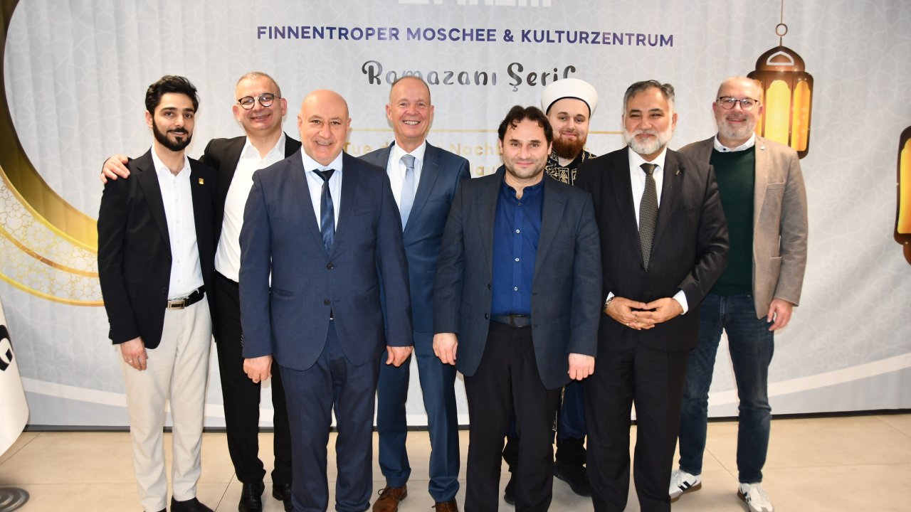 Im Anschluss an das gemeinsame Abendessen stellen sich die Redner zum Gruppenfoto auf. von Nicole Voss