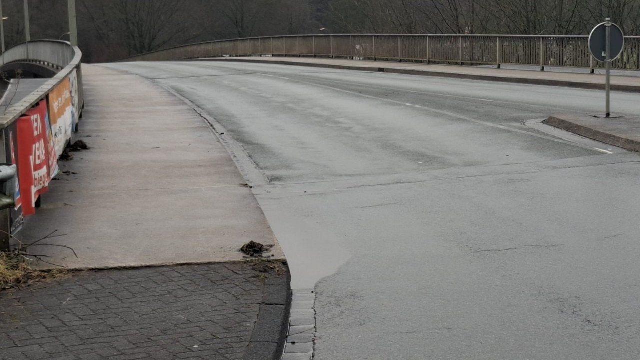 Die Brücke an der Industriestraße in Frielentrop. von Nicole Voss