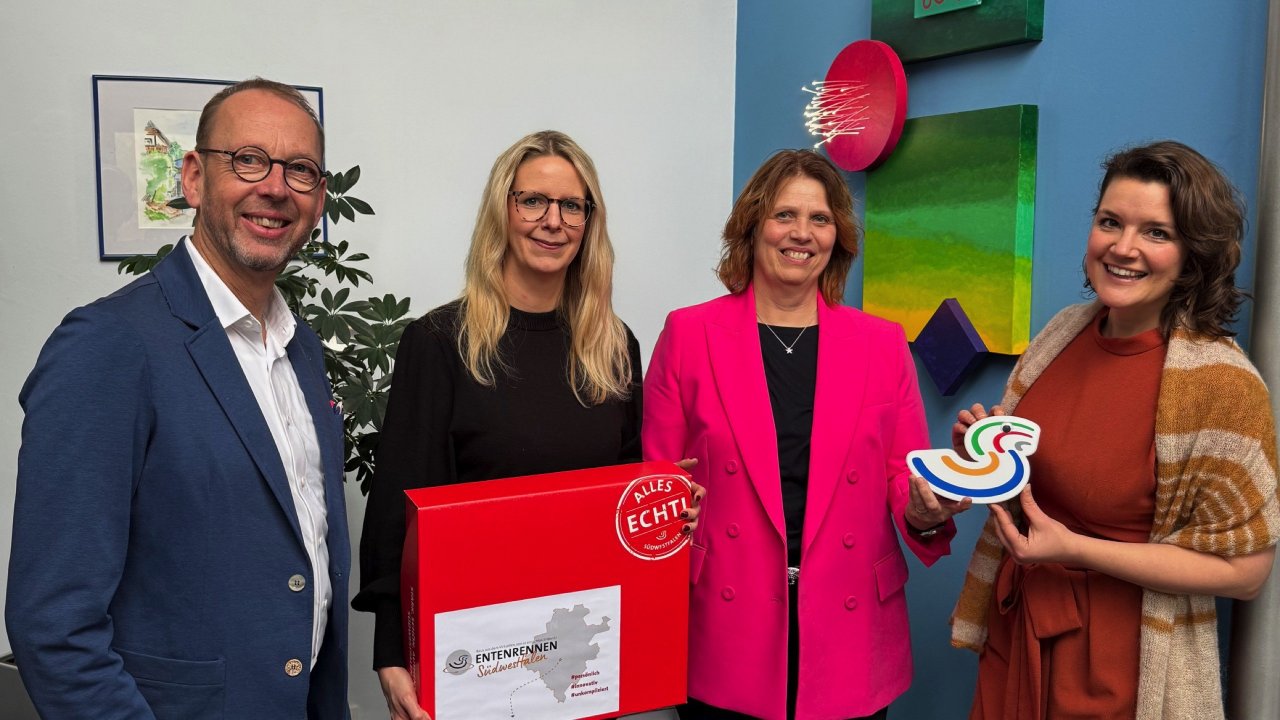 Guido Viedenz, Julia Gieseler und Susanne Engel (v.l.) von eks Engel FOS GmbH & Co. KG aus Wenden nehmen die Südwestfalenente von Marie Ting (Südwestfalen Agentur) entgegen. von Südwestfalen Agentur GmbH