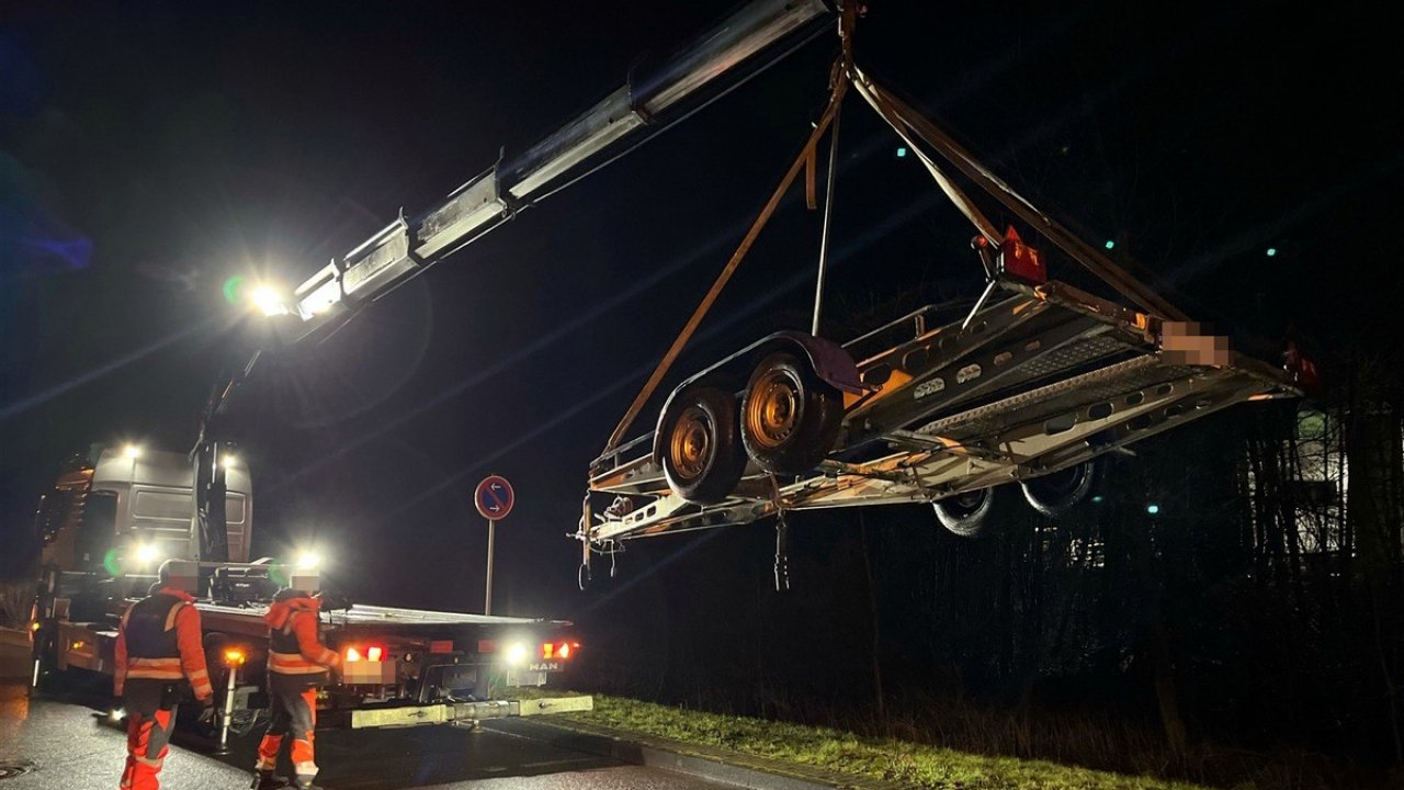Die Polizei stoppte ein gefährliches Gespann in Kreuztal. von Polizei Siegen