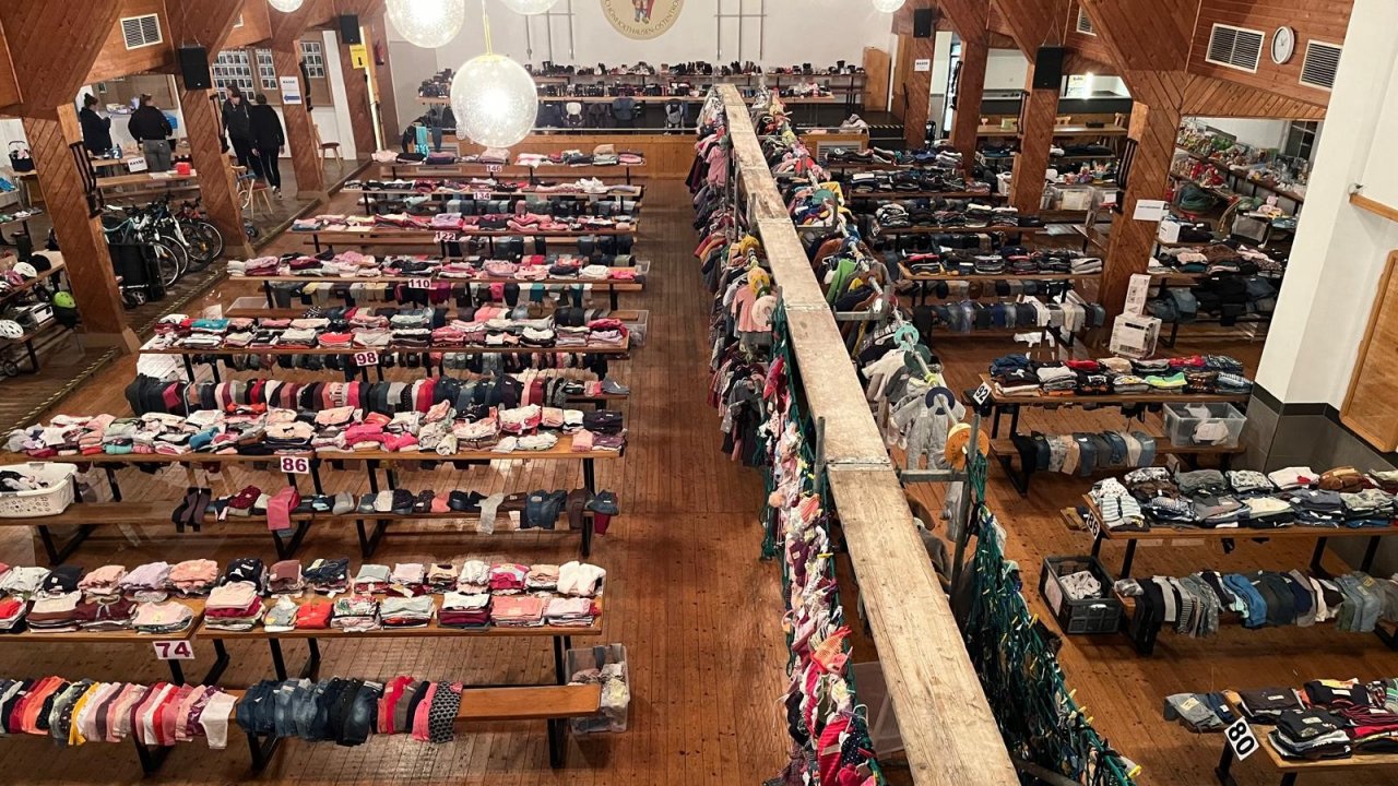 Der Kinderflohmarkt in der Schützenhalle in Schönholthausen bietet eine große Auswahl an Kleidung und Spielzeug. von privat