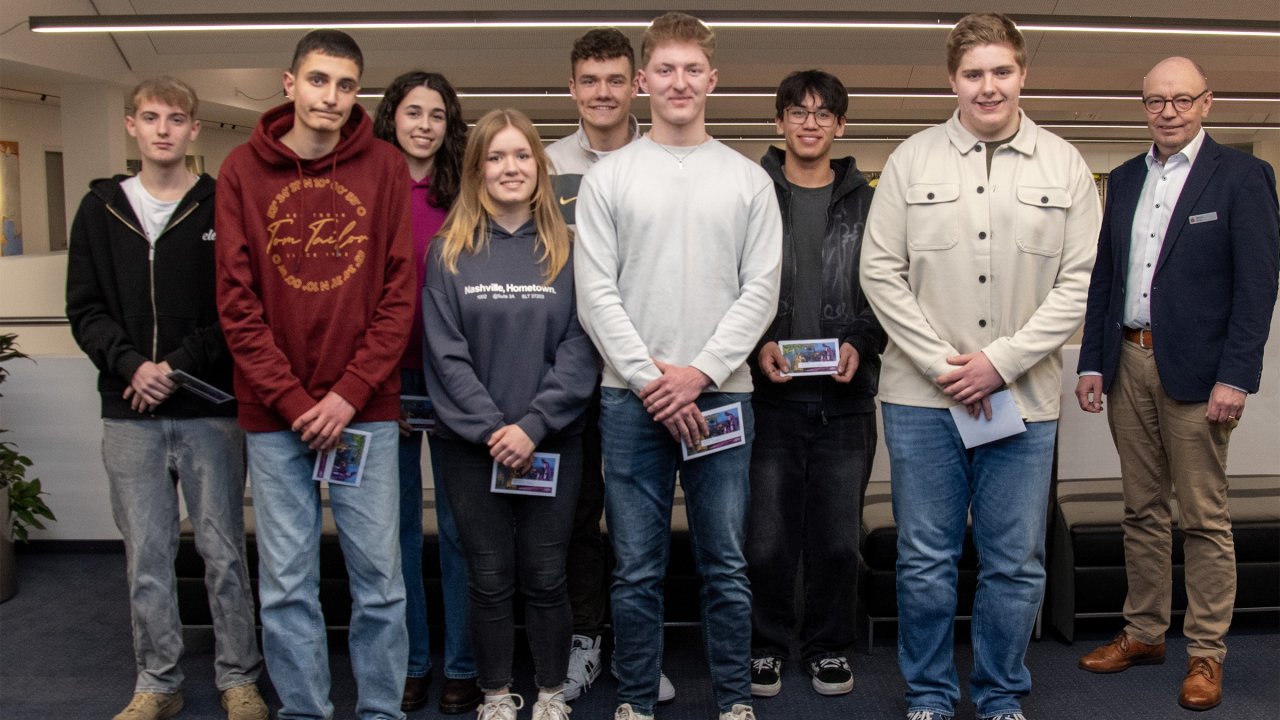 Wilhelm Rücker (r.) übergab die Preise an (v.l.) Lennard Gräschke, Musa Gülmen, Fenja Dörnbach, Franziska Halbe, Lenn Alterauge, Moritz Wacker, Adrian Wernscheid und Sven-Alexander Martin. von Sparkasse Olpe-Drolshagen-Wenden